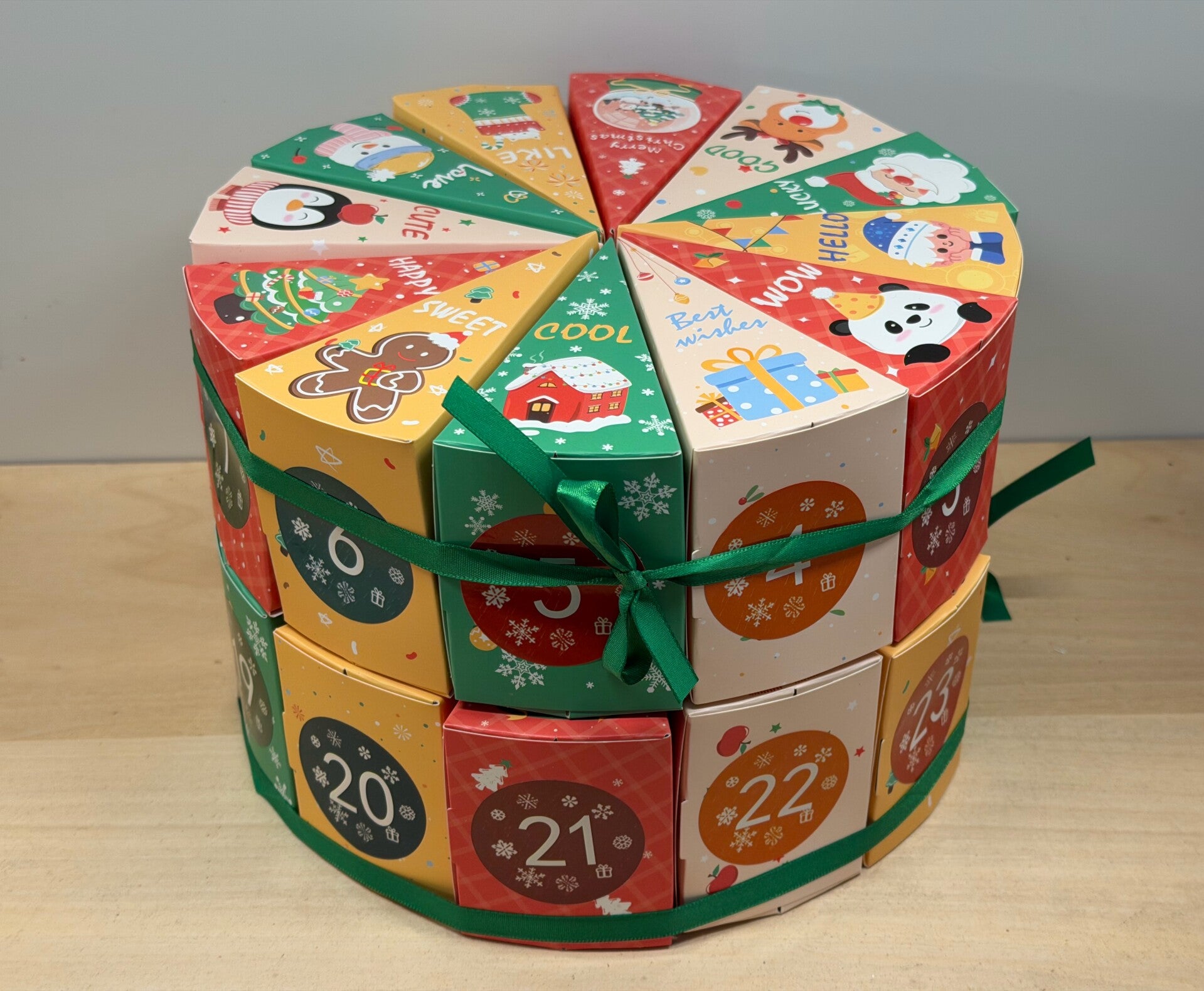 Adventskalender rond met kerstfiguurkaarsjes