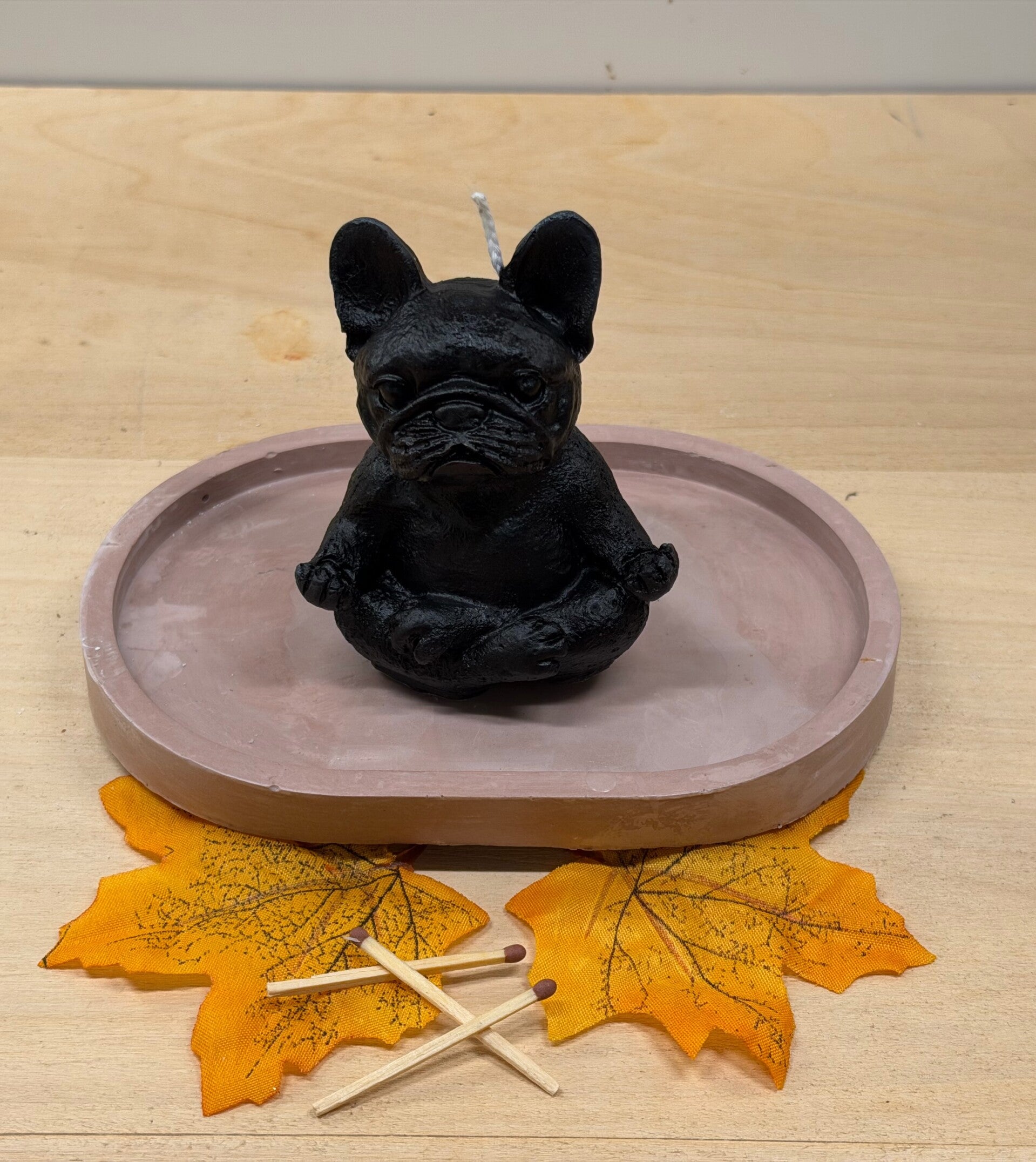Herfst en Halloween collectie buldog in yoga houding op schaal