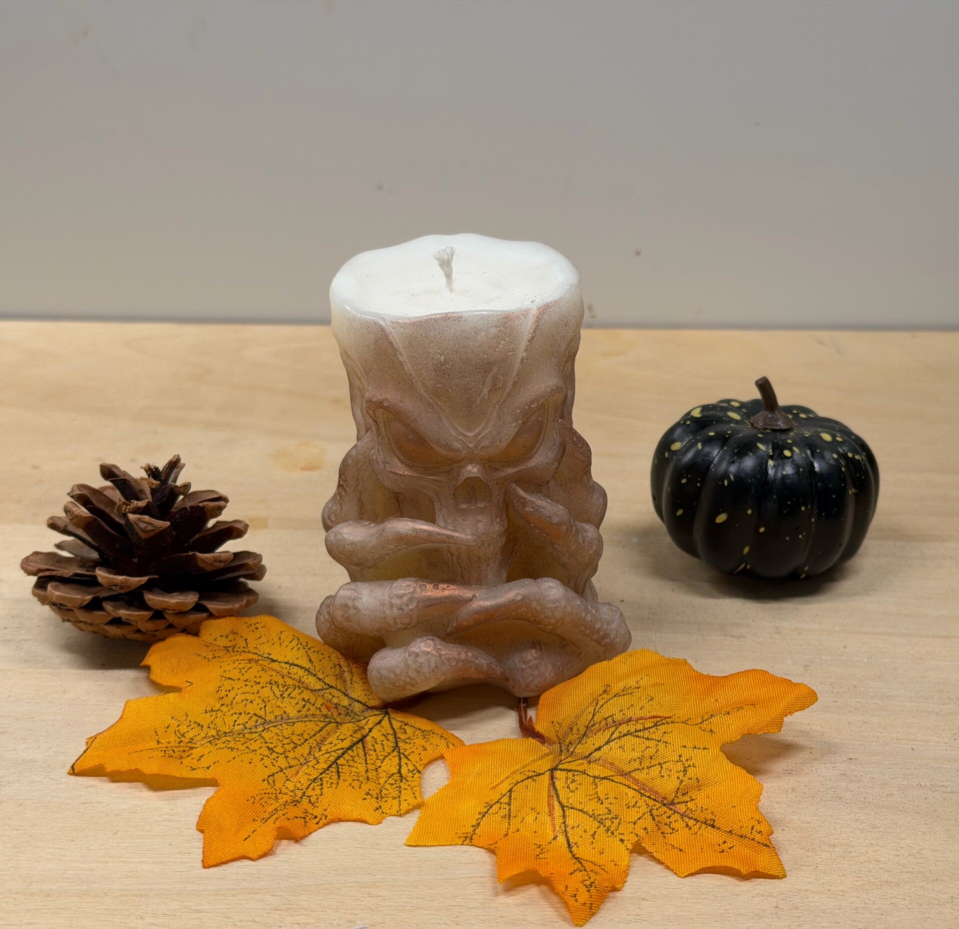 Herfst en Halloween collectie griezelhand met skull wit