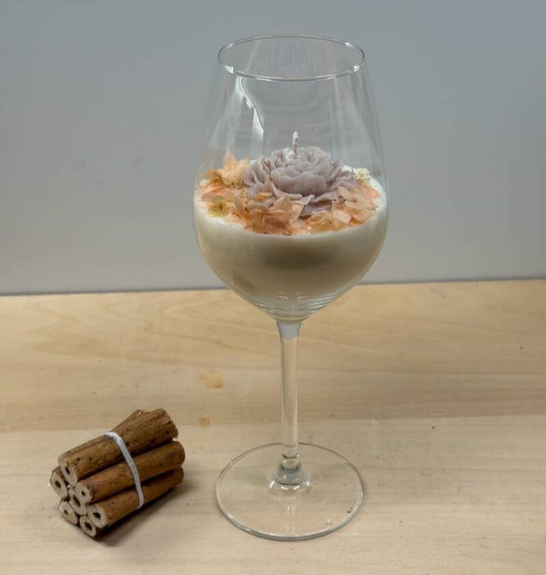 Bier en apéro time wijnglas gevuld met bloem