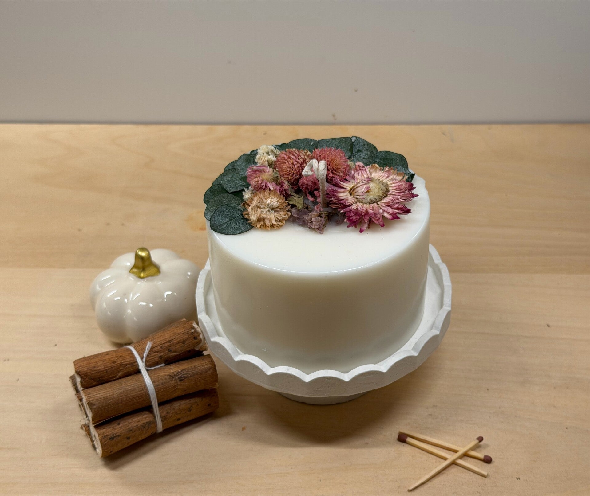 Boeket kaarsen cake bedekt met bloemen op schoteltje