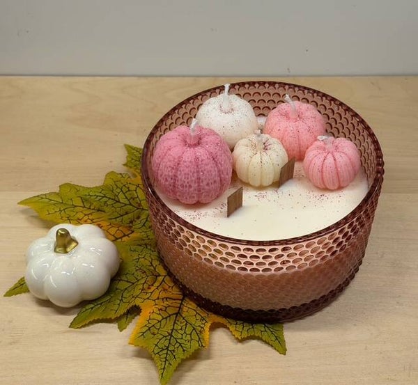 Herfst en Halloweencollectie Roze schaal met roze en witte pompoentjes