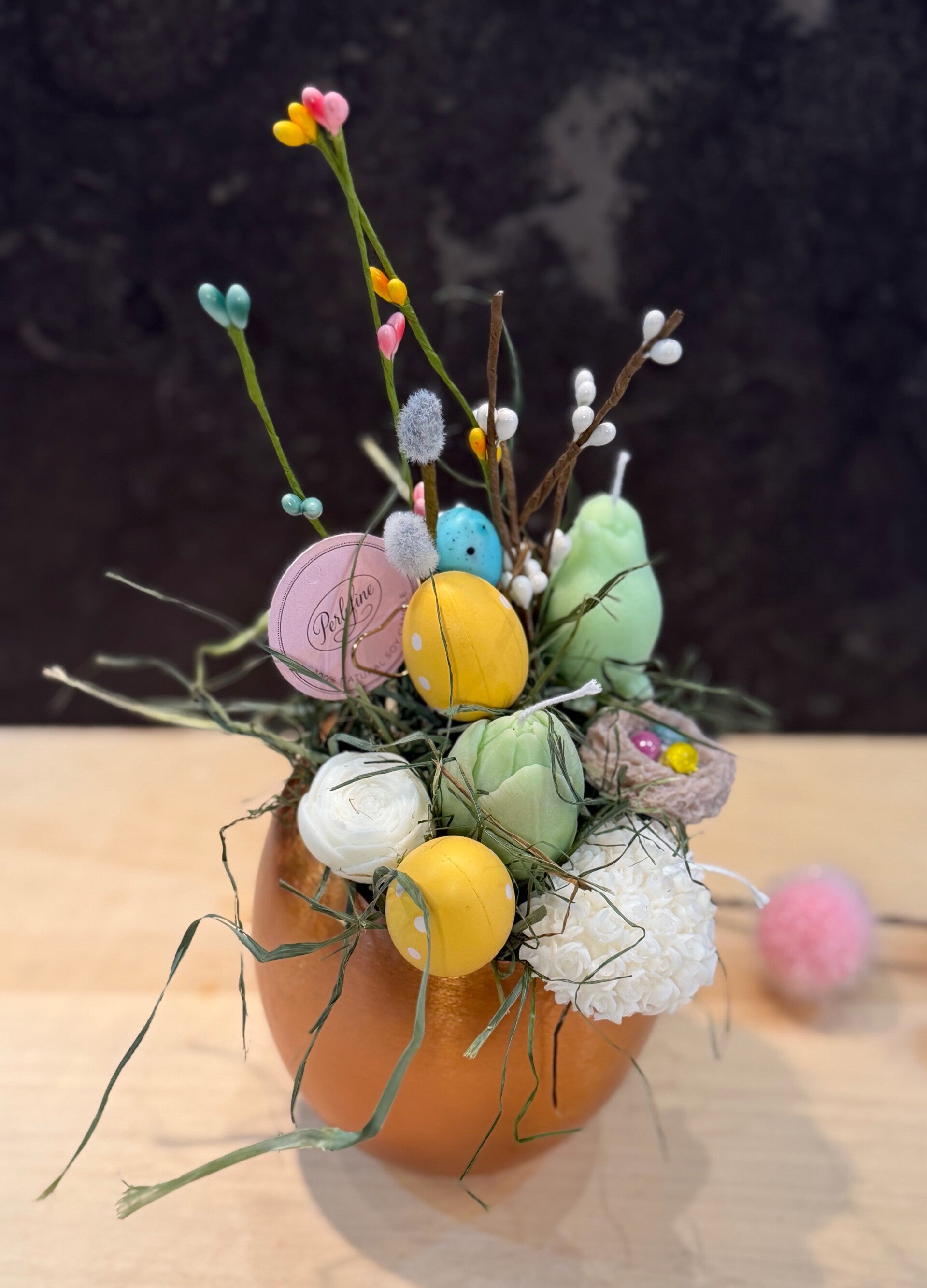 Happy Easter in koperen schaal