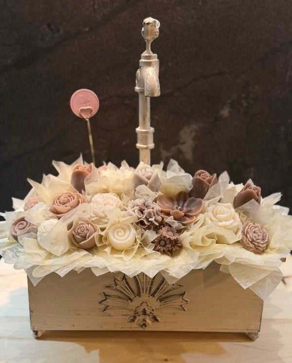 Bouquet Candle in metalen schaal met kraan