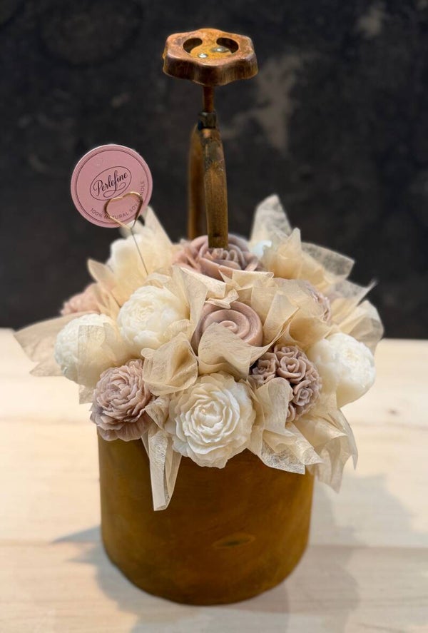 Bouquet Candle in roestige emmer met kraan