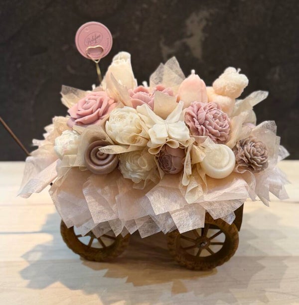 Bouquet Candle in roestig karretje