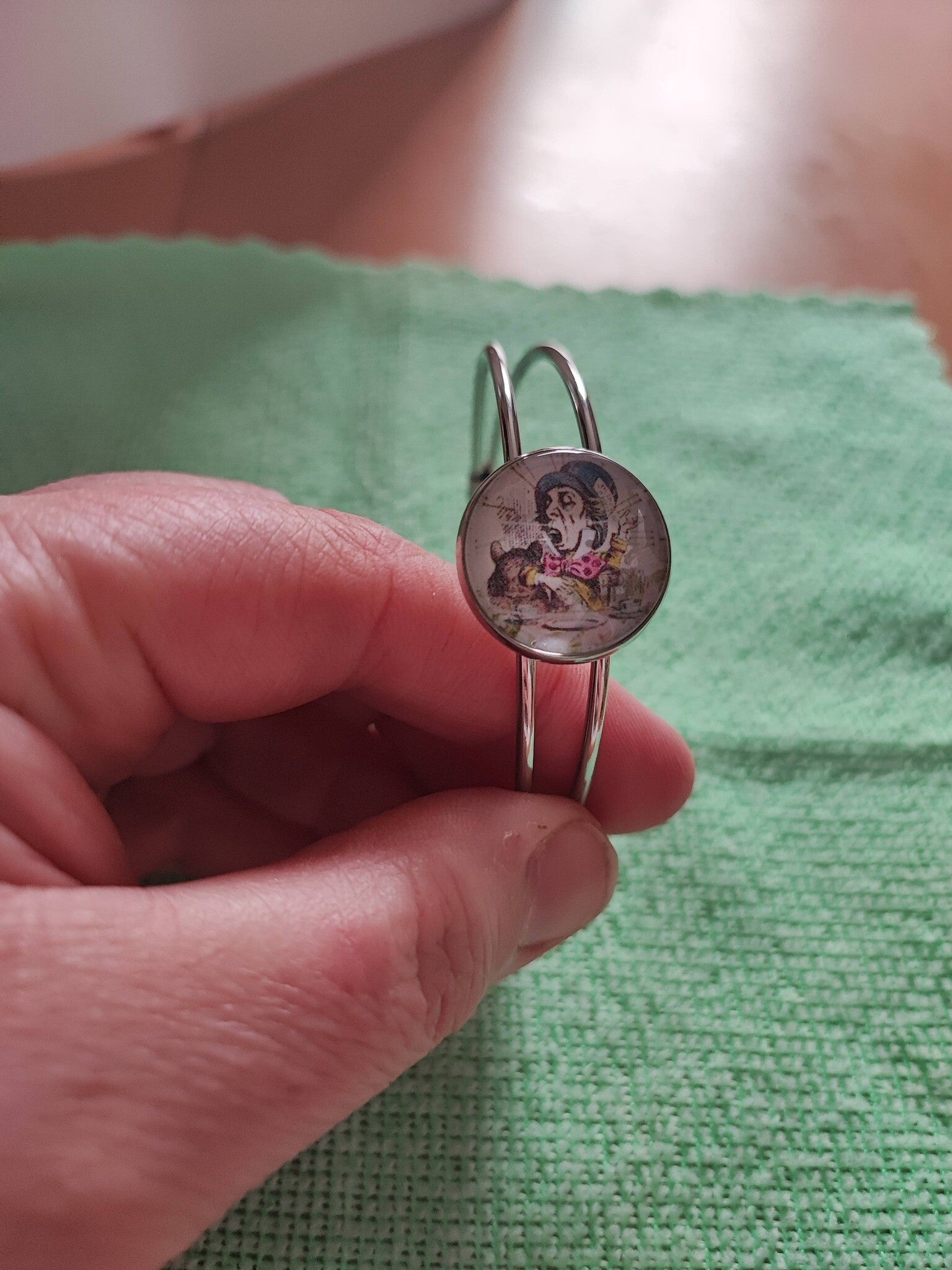 bracelet jonc cabochon théme Alice