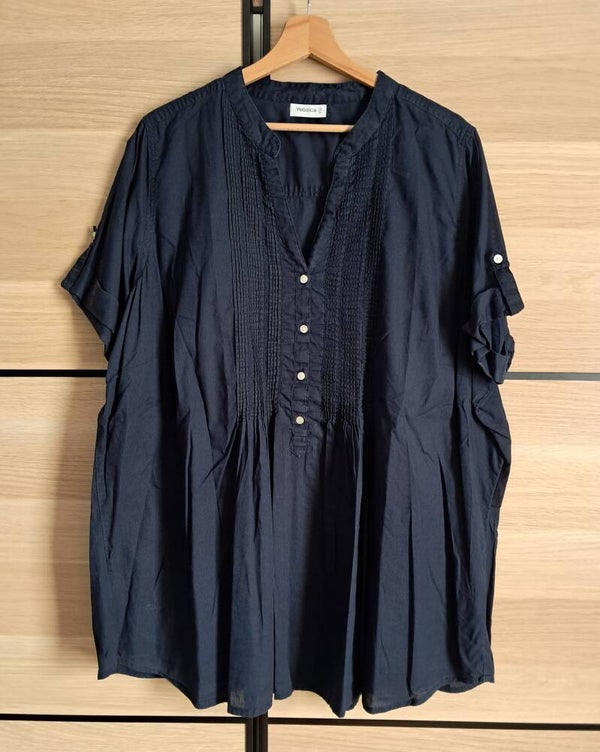 VERKOCHT! Blouse donkerblauw mouwdetail