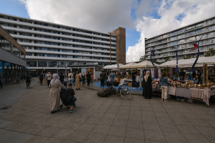 Delflandpleinmarkt met groente, fruit, brood en bezoekers