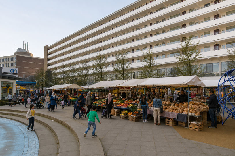 Delflandplein met traditionele marktkramen en bezoekers