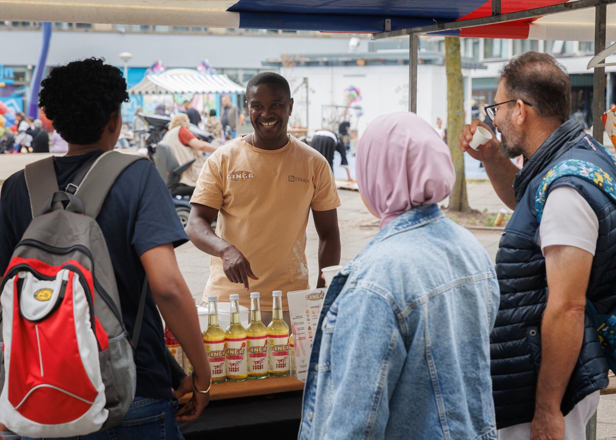 Ondernemer in gesprek met bezoekers