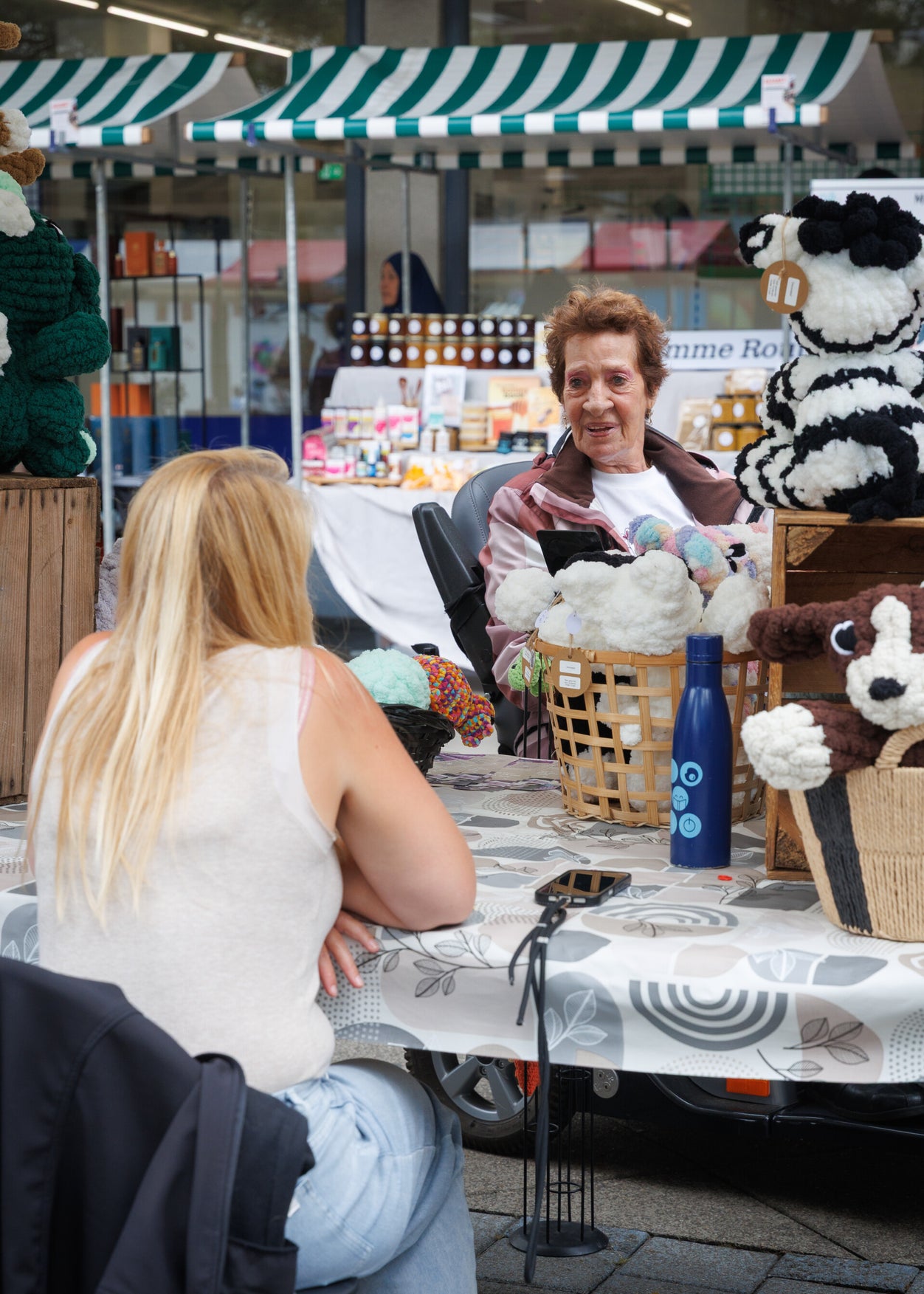 Bezoekers bij een kraam met handgemaakte knuffels