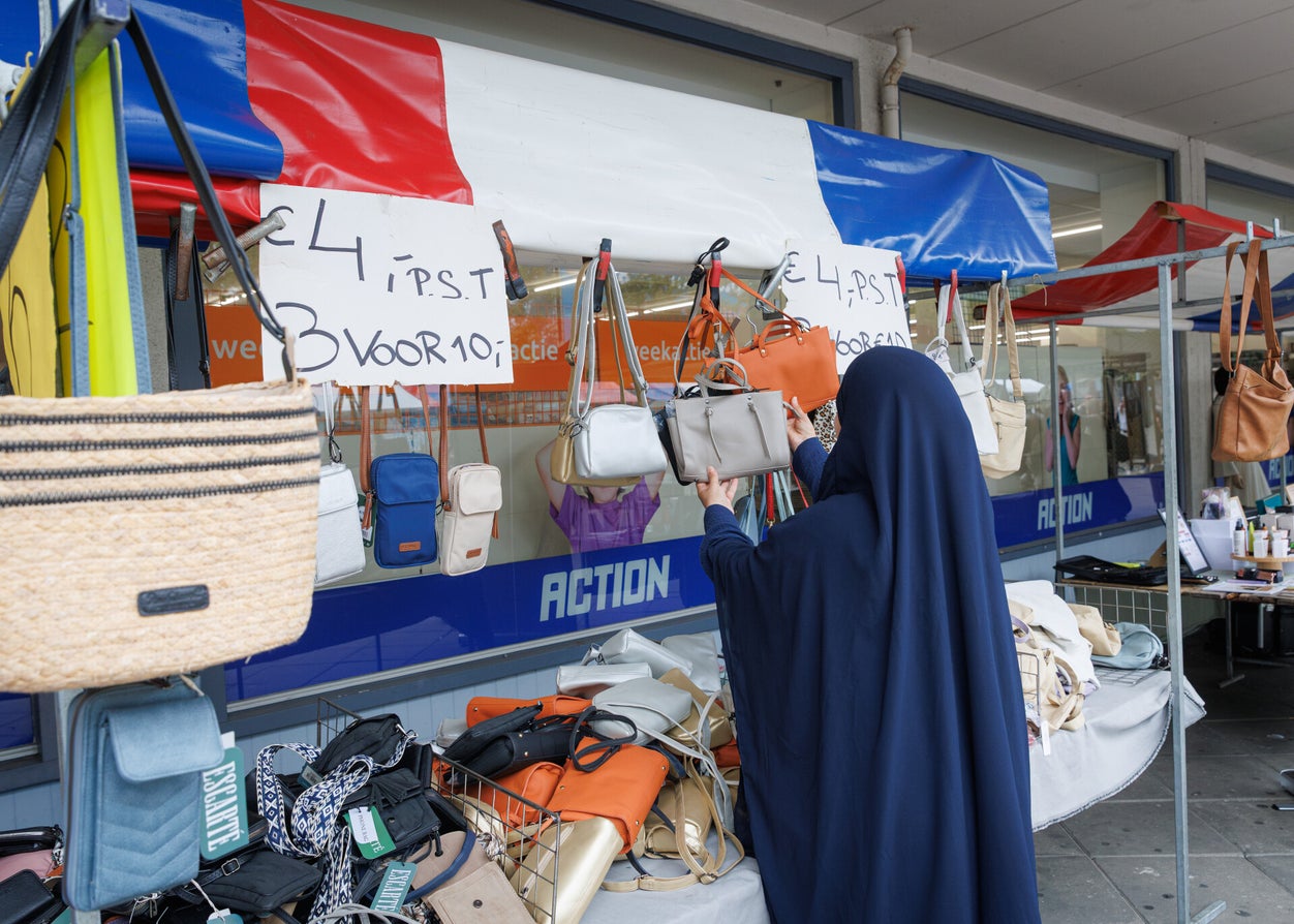 Bezoeker bekijkt tassen op de Seizoensmarkt