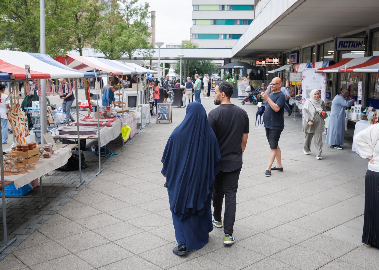Overzicht van de marktkramen op het Delflandplein