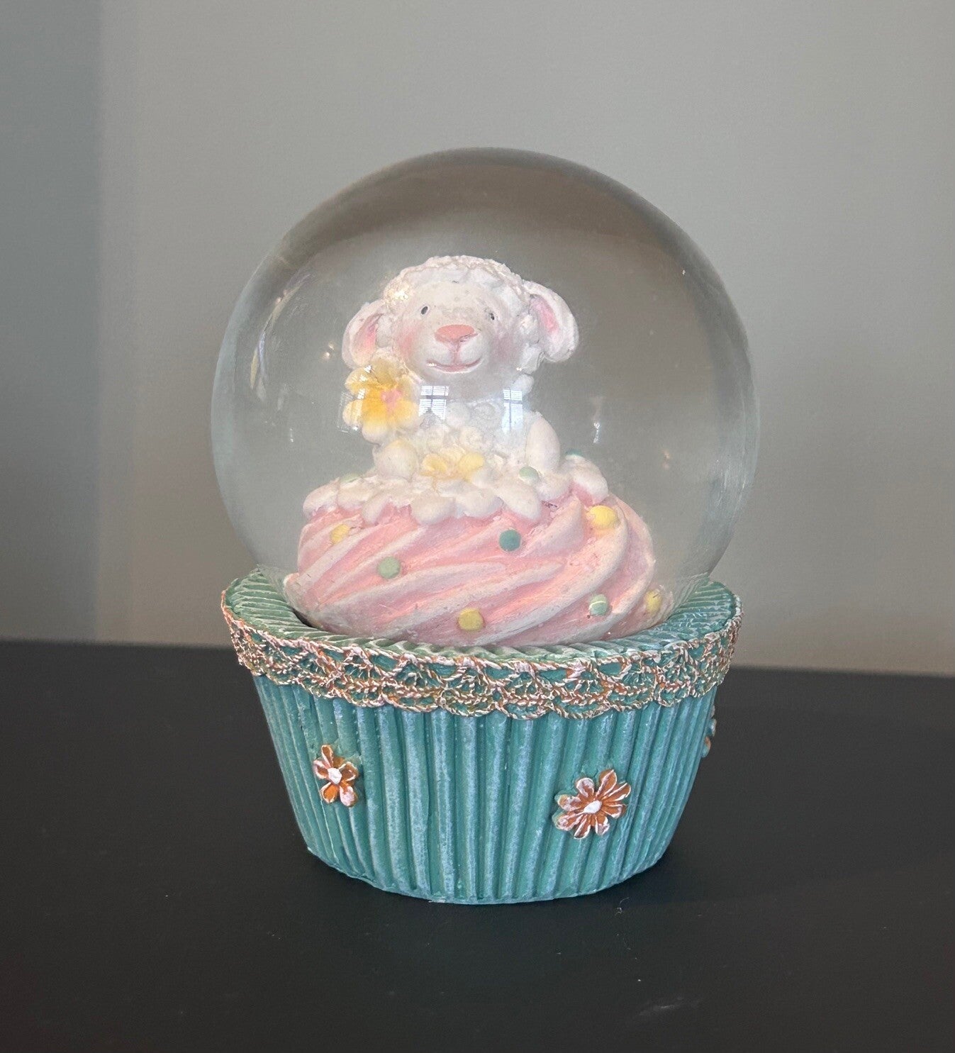 🧁 Cupcake Sneeuwbol met Schattig Lammetje – Betoverende Decoratie