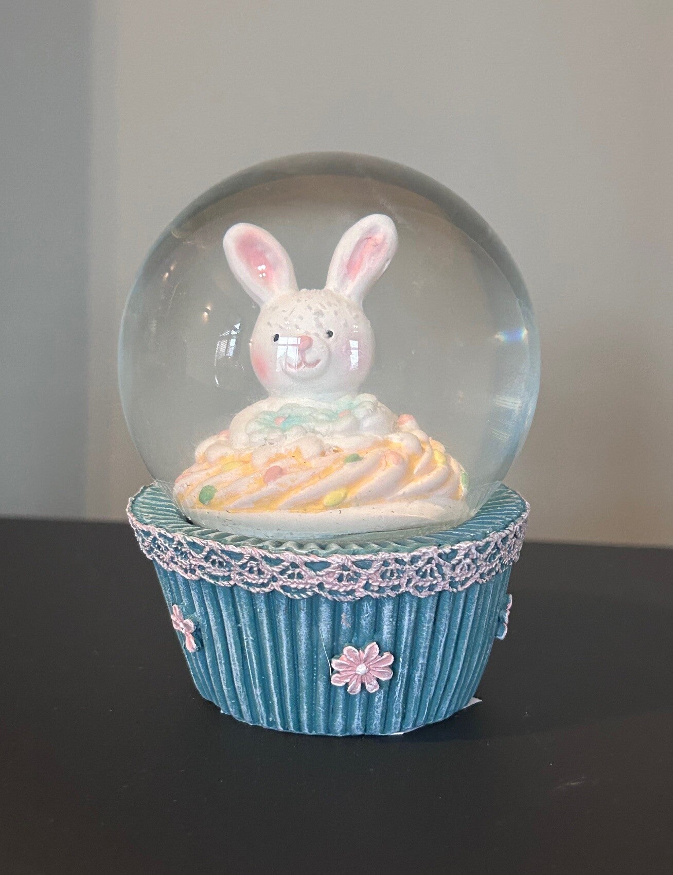 🐰 Cupcake Sneeuwbol met Schattig Paashaasje – Betoverende Decoratie