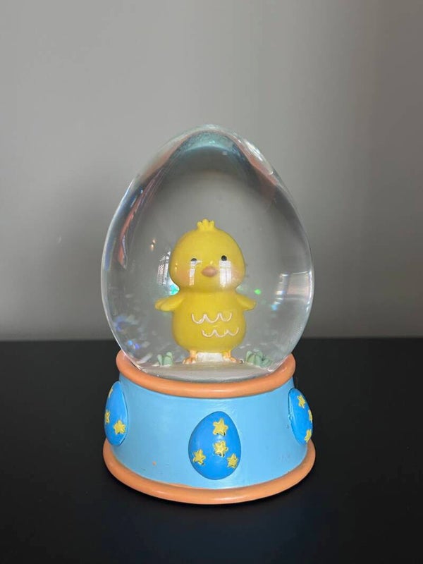 🐣 Betoverende Paas Sneeuwbol met Schattig Kuikentje
