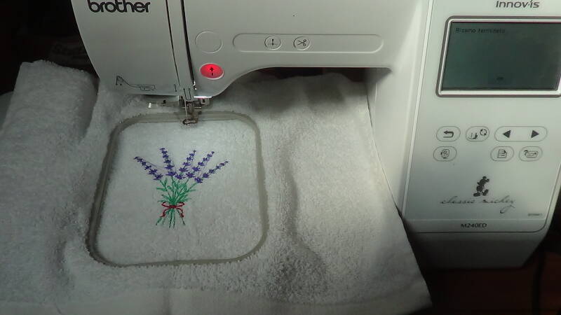 produzione di ricami su asciugamano cotone