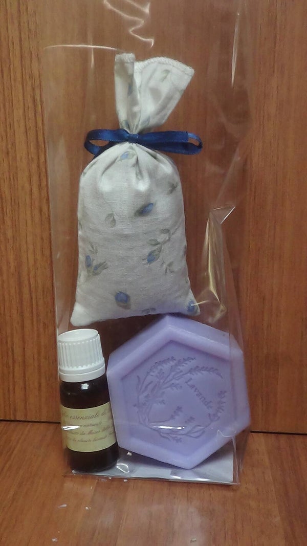 pensierino sacchetto in cotone vedi foto con oltre 15 gr di lavanda e saponetta esagonale 100 gr lavanda + 10 ml olio essenziale lavanda