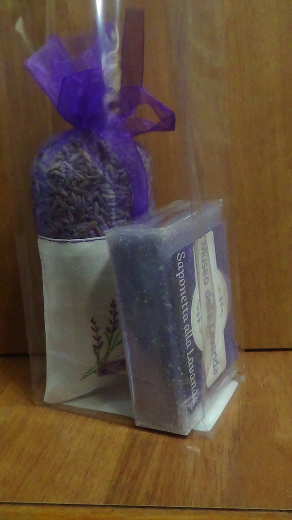 sacchetto organza stampato da circa 20 gr lavanda + saponetta 100 gr lavanda marchio museo della lavanda