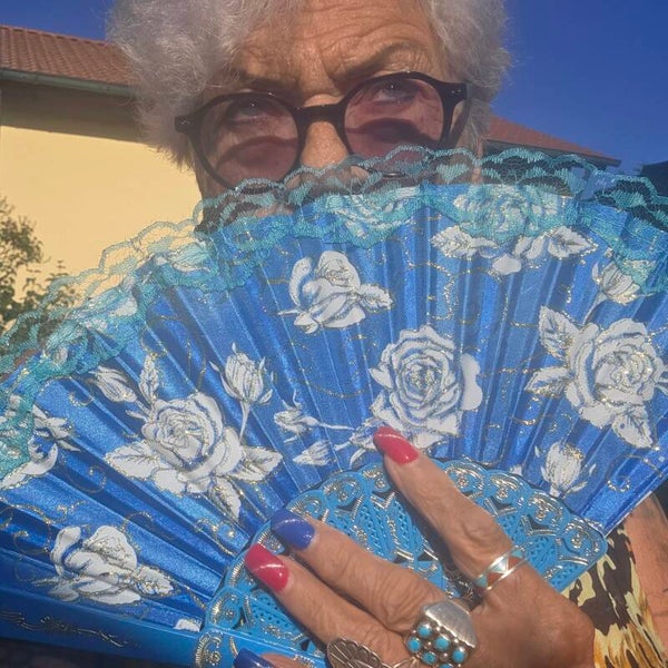 Handfächer mit Rosenmuster aus Seidenstoff und Spitze – Eleganter Fächer für heiße Tage