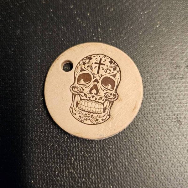 Schlüsselanhänger, Leder, La Catrina Totenkopf, rund 4 cm Durchmesser (SA17)