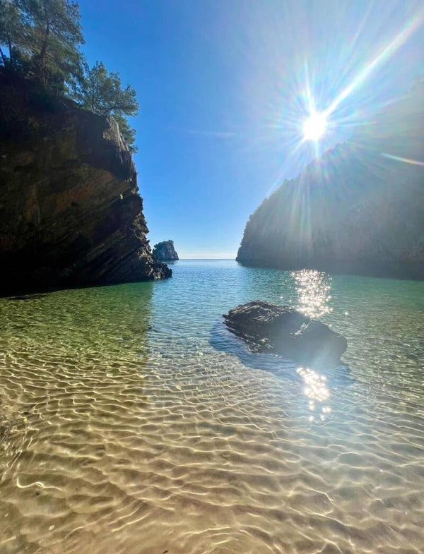 Sonnenlicht in klarer Felsbucht – mediterrane Küstenfotografie als digitaler Download