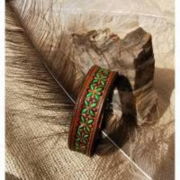Lederarmband mit grünem punziertem Muster (RLA36)