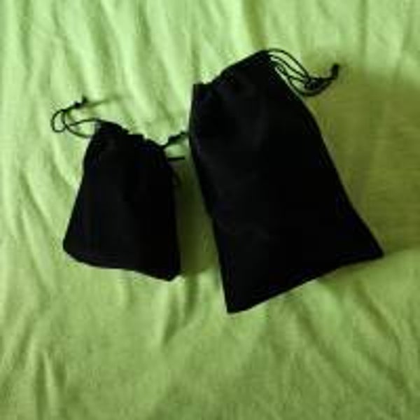 Samt-Säckchen und Geschenkbeutel aus Velvet: Elegante Verpackungen für besondere Anlässe, Rot u. Schwarz