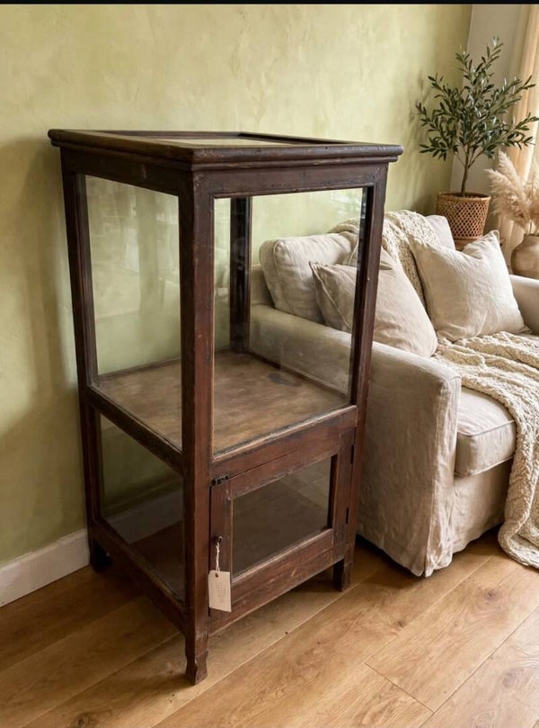 Kleine oude vitrine kast