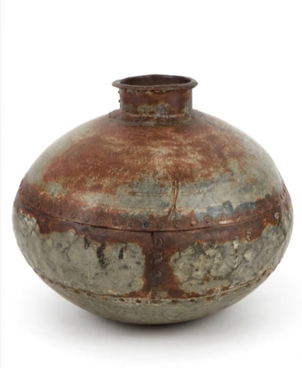 Stoere metalen Nepalese waterkruiken - 30 cm hoog