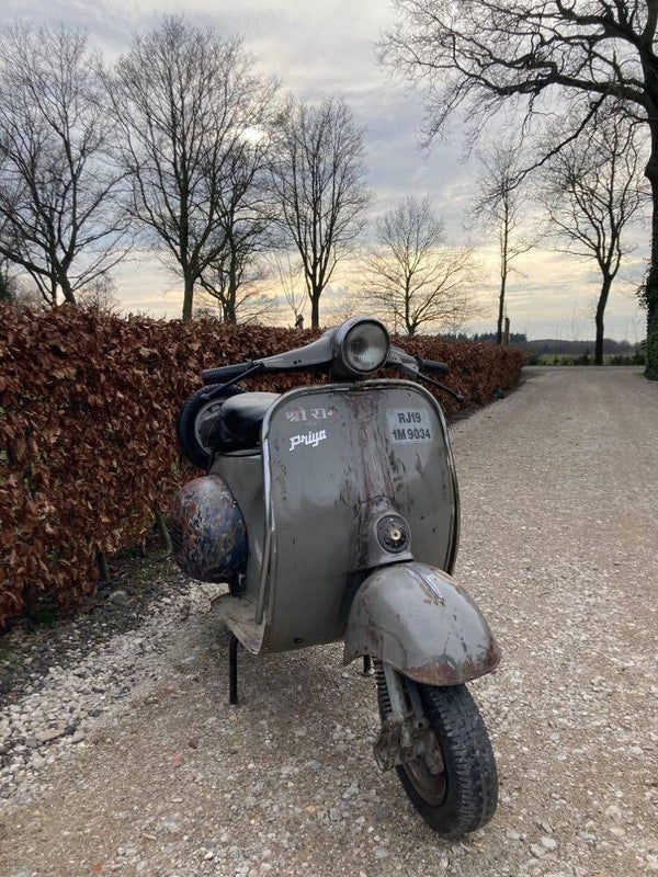Decoratieve vespa look scooter - grijs