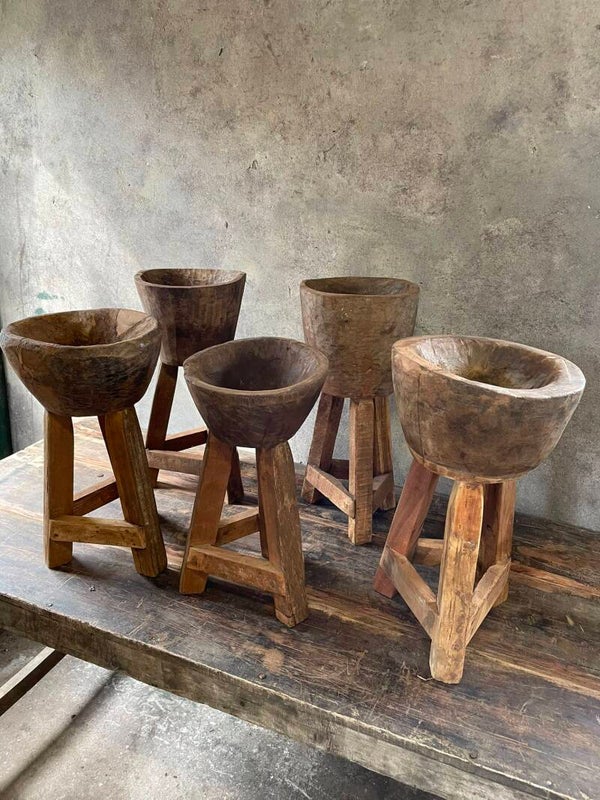 Oude houten vijzel op pootjes