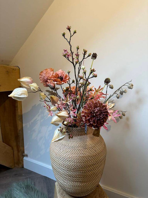 Zijden bloemen boeket 'Warme lente roze' - inclusief rotan vaas