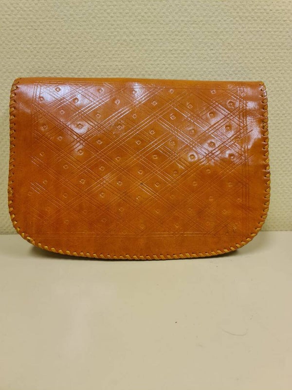 Handgemaakte Afrikaanse leren clutch – cognacbruin met reliëfpatroon