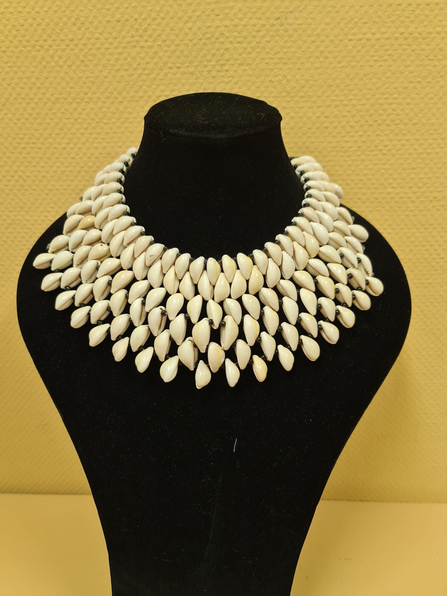 Handgemaakte Afrikaanse witte schelpenketting – elegant collier met brede waaier van natuurlijke schelpen