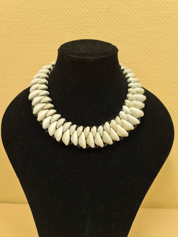 Handgemaakte Afrikaanse witte schelpenketting – elegante halsketting met natuurlijke schelpen