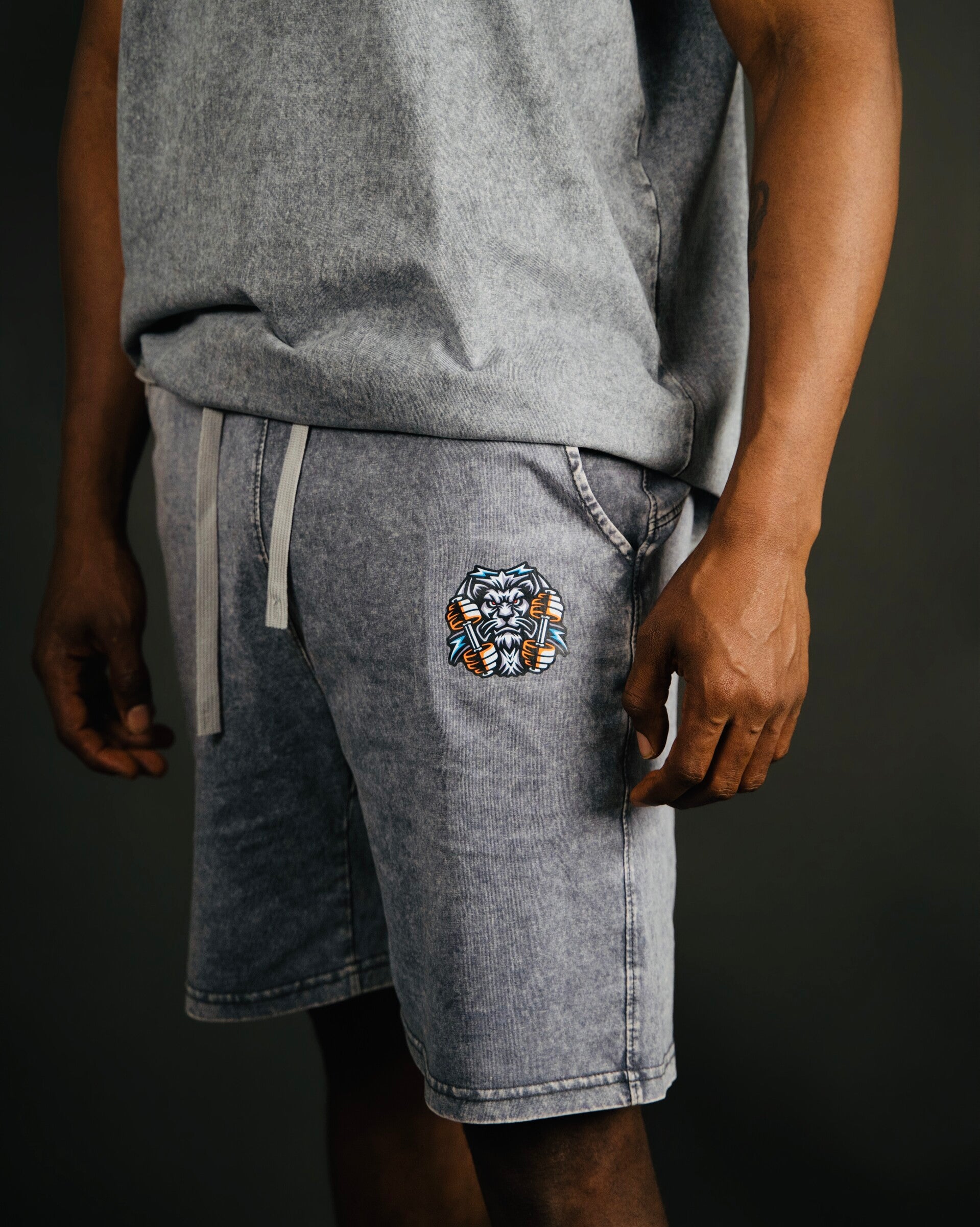 GymAddictLion® Herren Signature Washed Shorts – Grey