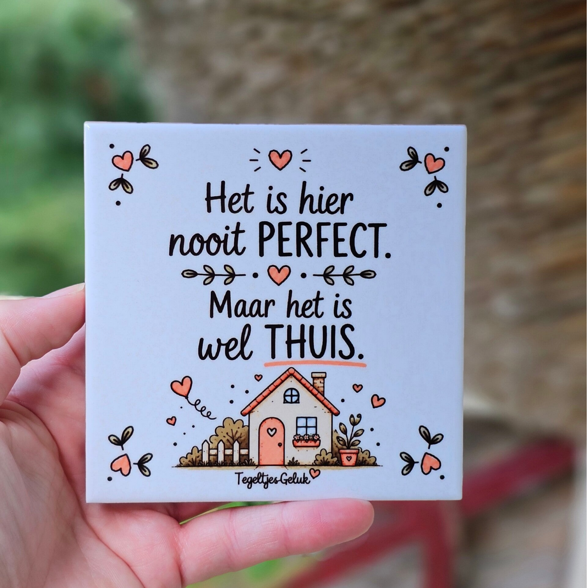 Grappig tegeltje - Het is hier nooit perfect. maar het is wel thuis