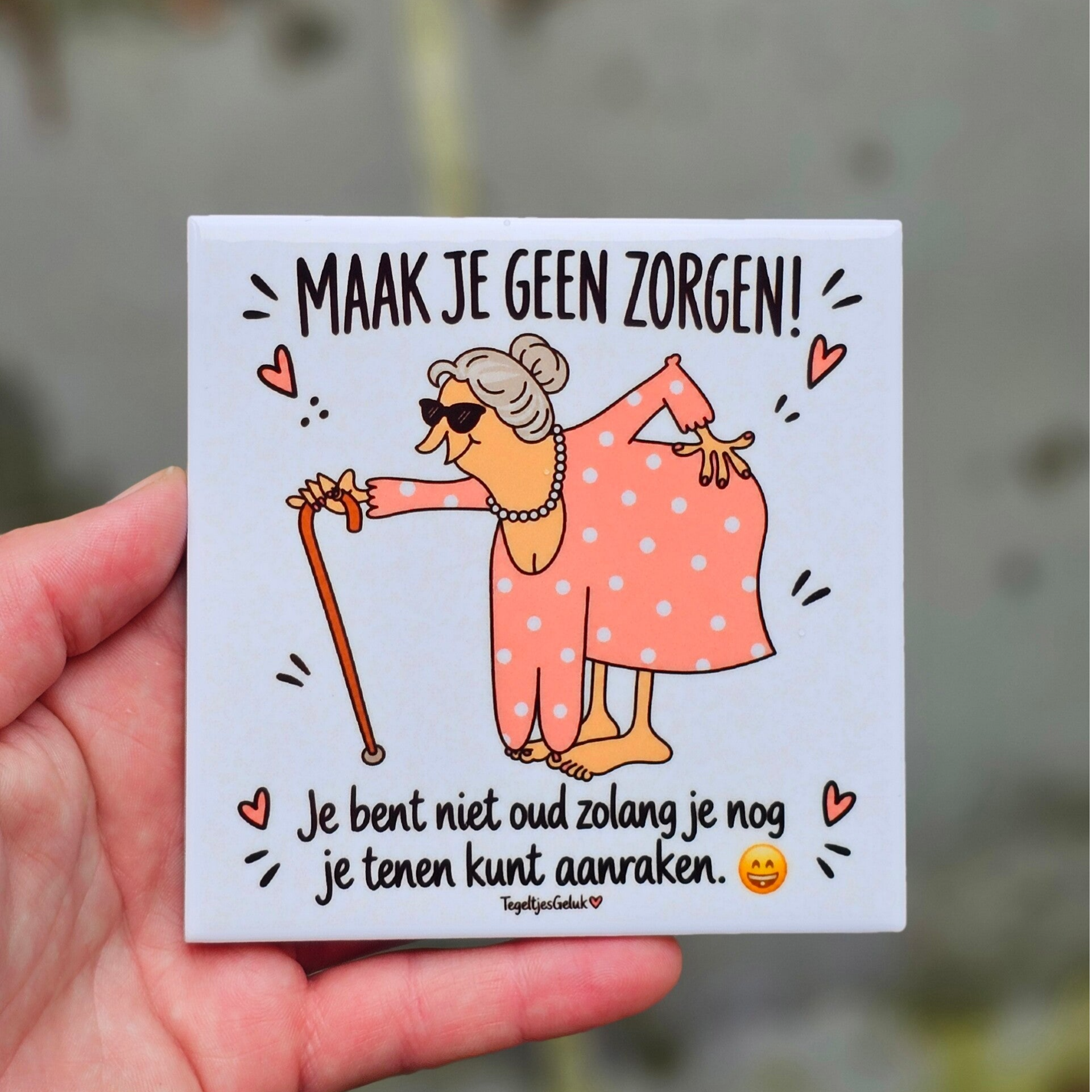 Grappig tegeltje - Maak je geen zorgen, Je bent niet oud zolang je nog je tenen kunt aanraken