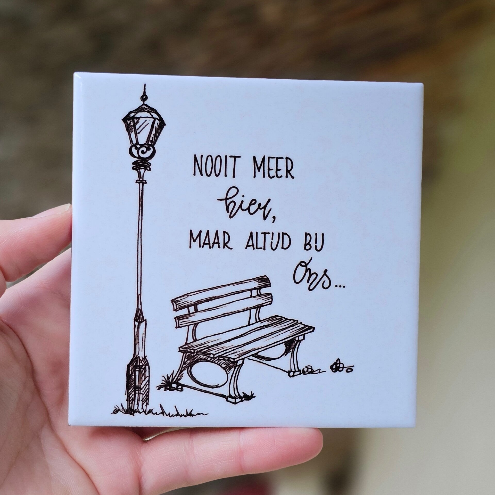 Herinneringstegeltje - Nooit meer hier, maar altijd bij ons (Handgetekend)