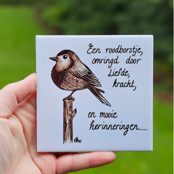 Herinneringstegeltje - Een roodborstje omringd door liefde, kracht en mooie herinneringen (Handgetekend)