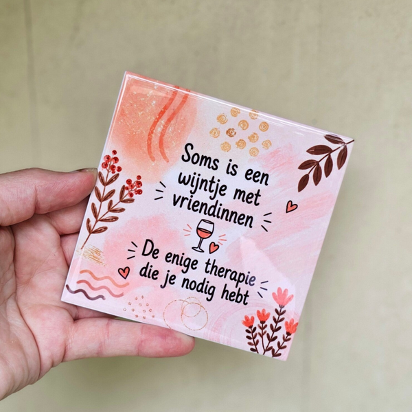 Vriendschap / Wijn tegeltje – Soms is een wijntje met VRIENDINNEN de enige therapie die je nodig hebt (Oranje/Bloemen)
