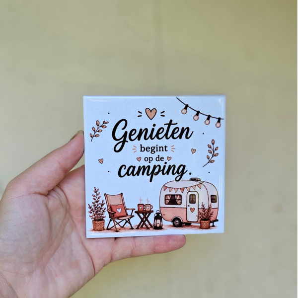 Genieten begint op de camping - Tegeltje (roze)