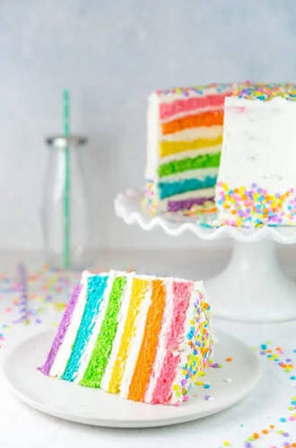 Gâteau d anniversaire au chocolat arc en ciel pour 15 personnes .
