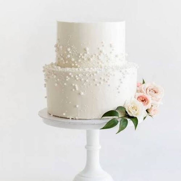 Gâteau de mariage Blanc nacré perlé pour 20 personnes .