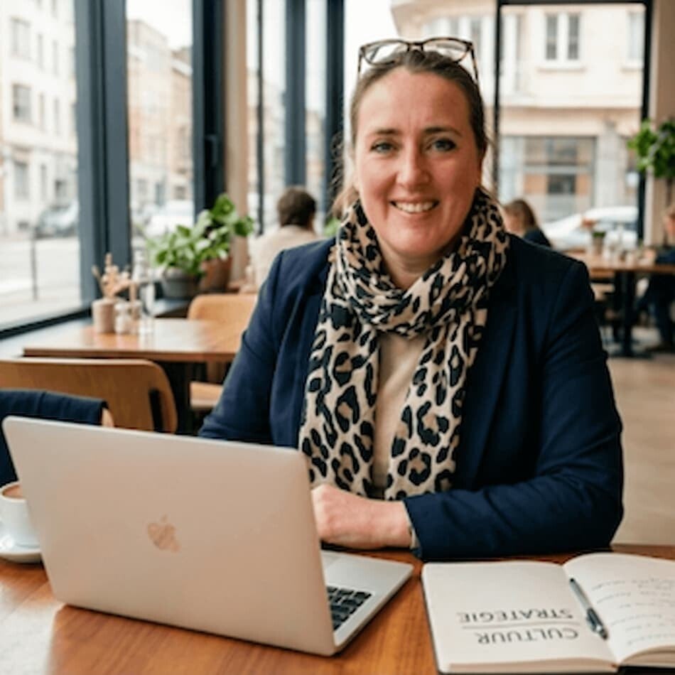 Annette Fielmich op kantoor met laptop