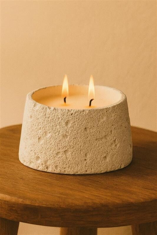 Warme sinaasappel kaars in cement