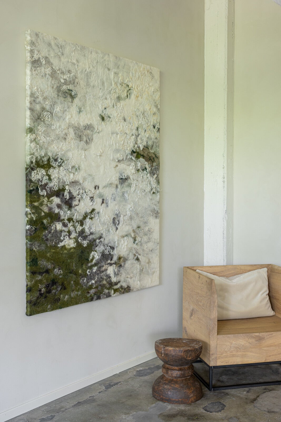 Kunstwerk van gevilte wol in een woning ontworpen door Chris Collaris in Son en Breugel