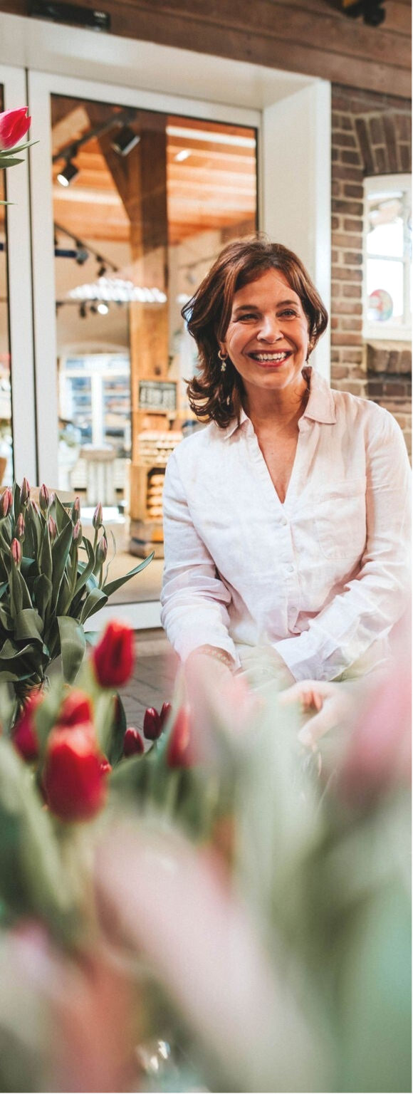 Slow leefstijlcoach Ingrid glimlacht in een roze blouse. Persoonlijke begeleiding en advies voor slow leefstijl